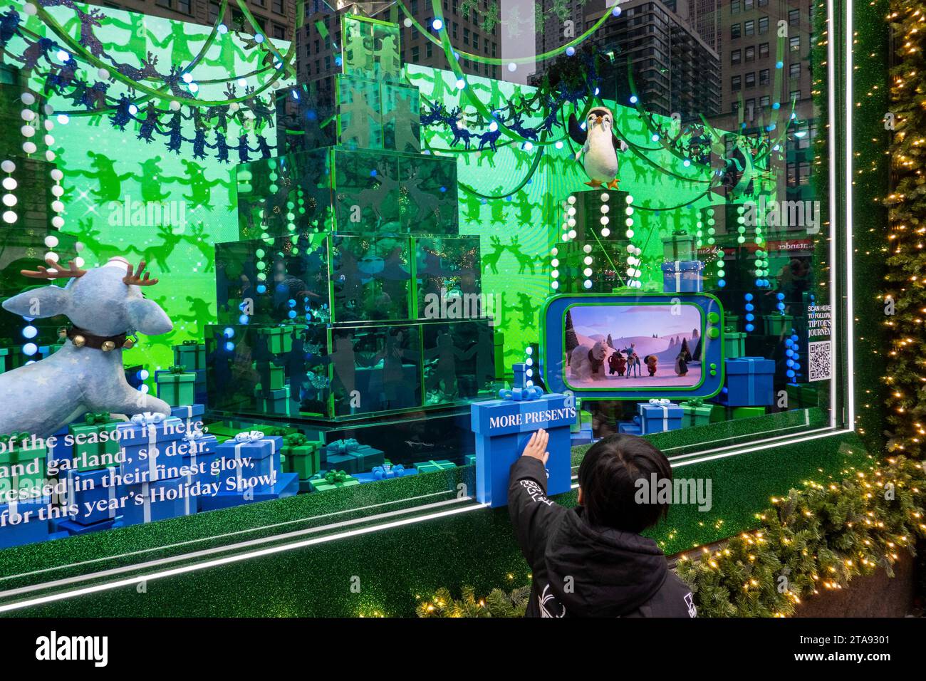 Les vitrines de vacances de Macy sont toujours une étape touristique populaire à Herald Square, New York City, USA 2023 Banque D'Images