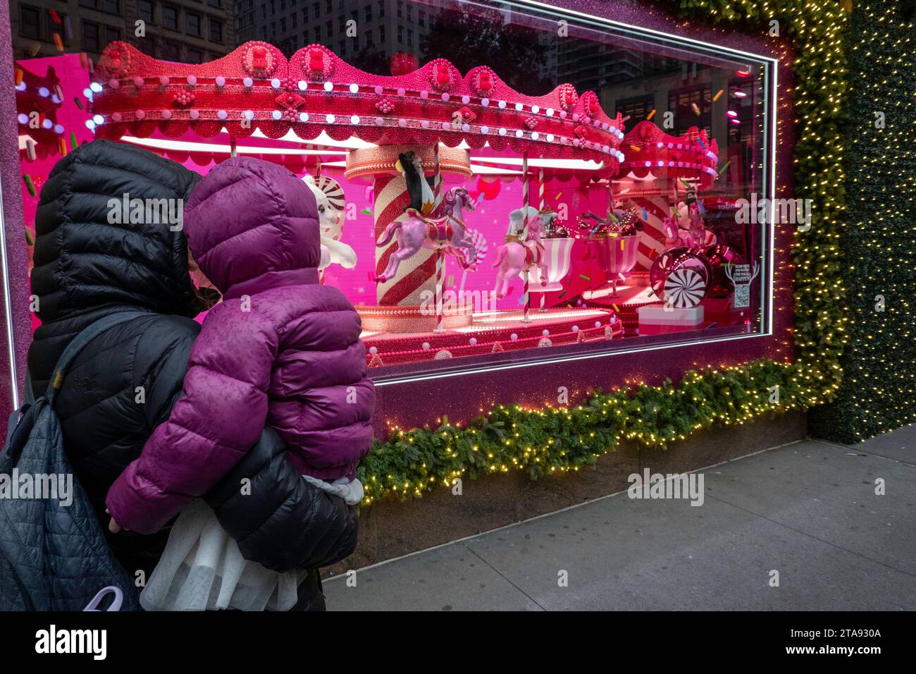 Les vitrines de vacances de Macy sont toujours une étape touristique populaire à Herald Square, New York City, USA 2023 Banque D'Images