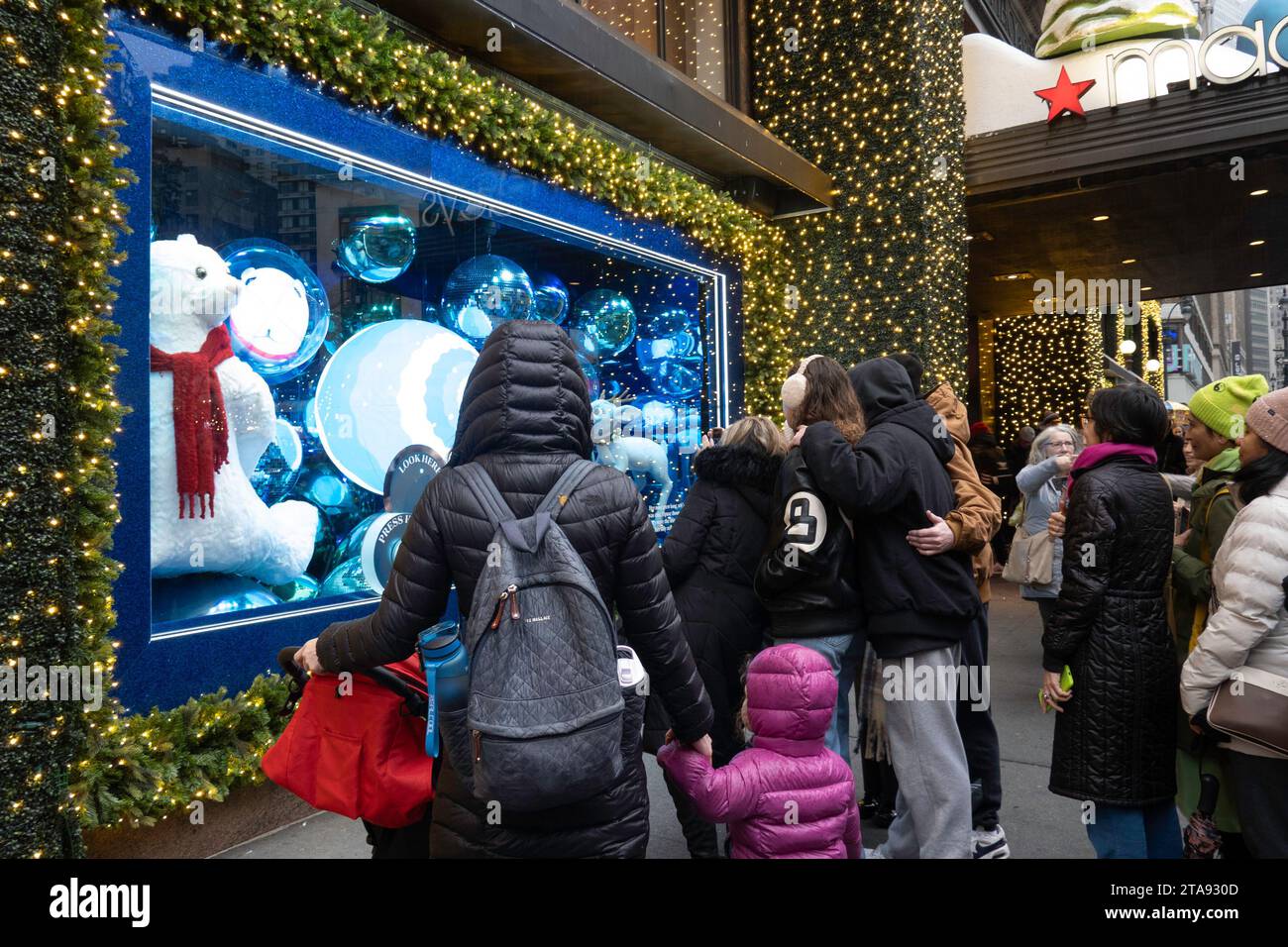 Les vitrines de vacances de Macy sont toujours une étape touristique populaire à Herald Square, New York City, USA 2023 Banque D'Images