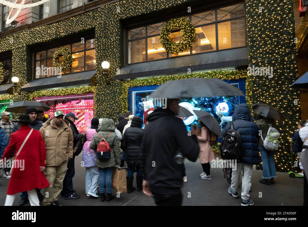 Les vitrines de vacances de Macy sont toujours une étape touristique populaire à Herald Square, New York City, USA 2023 Banque D'Images