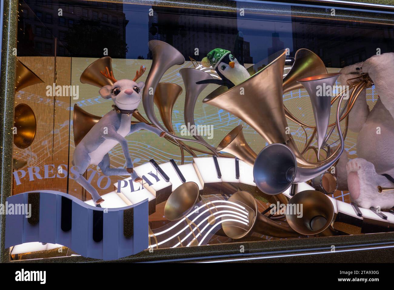 Les vitrines de vacances de Macy sont toujours une étape touristique populaire à Herald Square, New York City, USA 2023 Banque D'Images