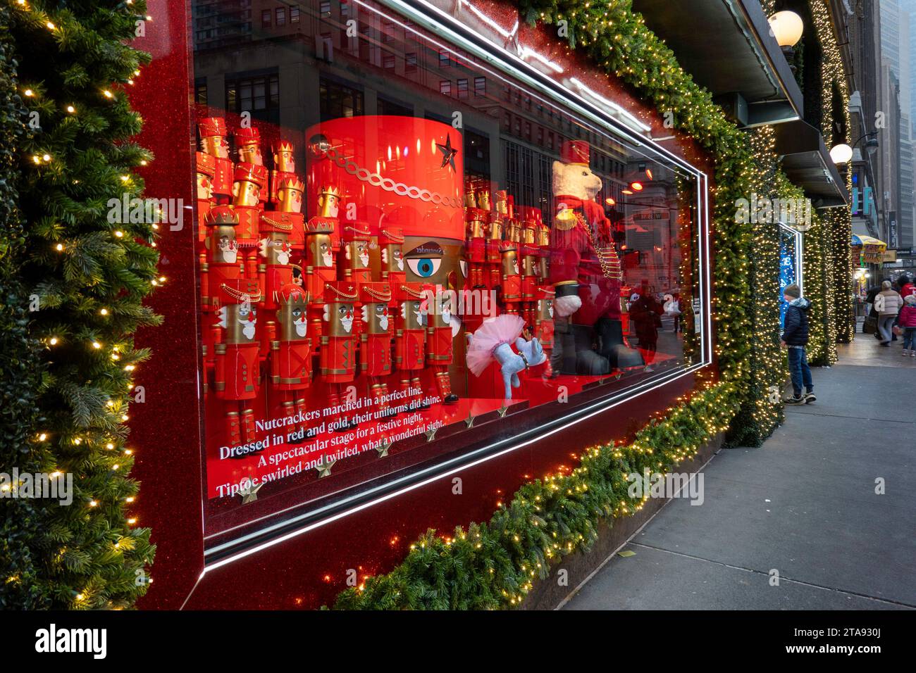 Les vitrines de vacances de Macy sont toujours une étape touristique populaire à Herald Square, New York City, USA 2023 Banque D'Images