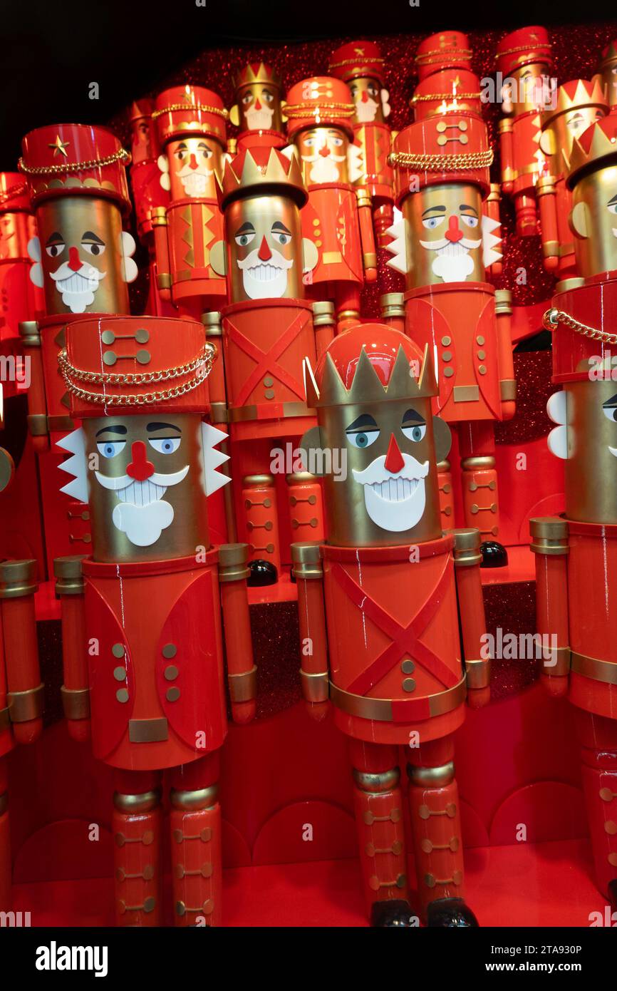 Les vitrines de vacances de Macy sont toujours une étape touristique populaire à Herald Square, New York City, USA 2023 Banque D'Images