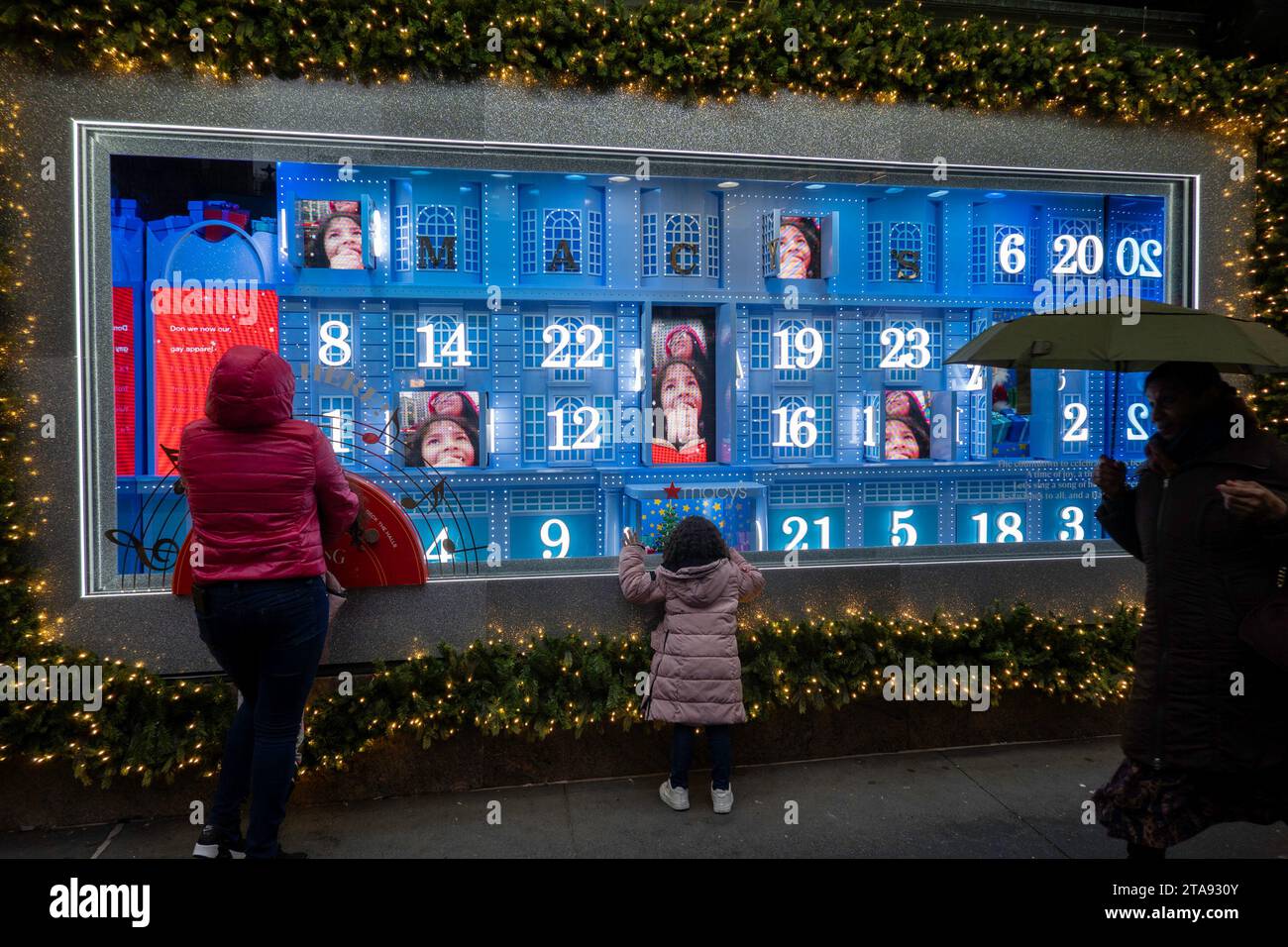 Les vitrines de vacances de Macy sont toujours une étape touristique populaire à Herald Square, New York City, USA 2023 Banque D'Images