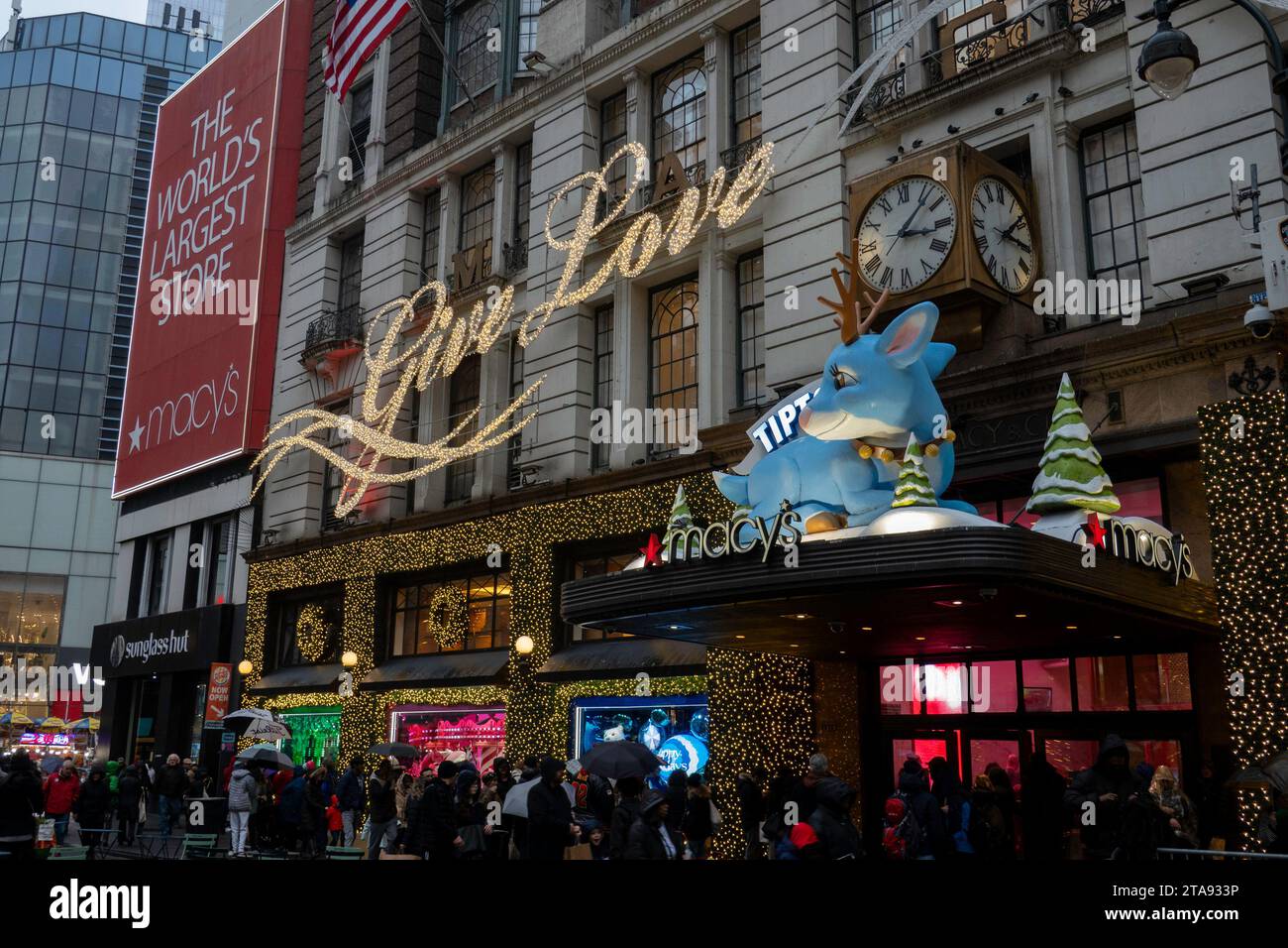 Les vitrines de vacances de Macy sont toujours une étape touristique populaire à Herald Square, New York City, USA 2023 Banque D'Images