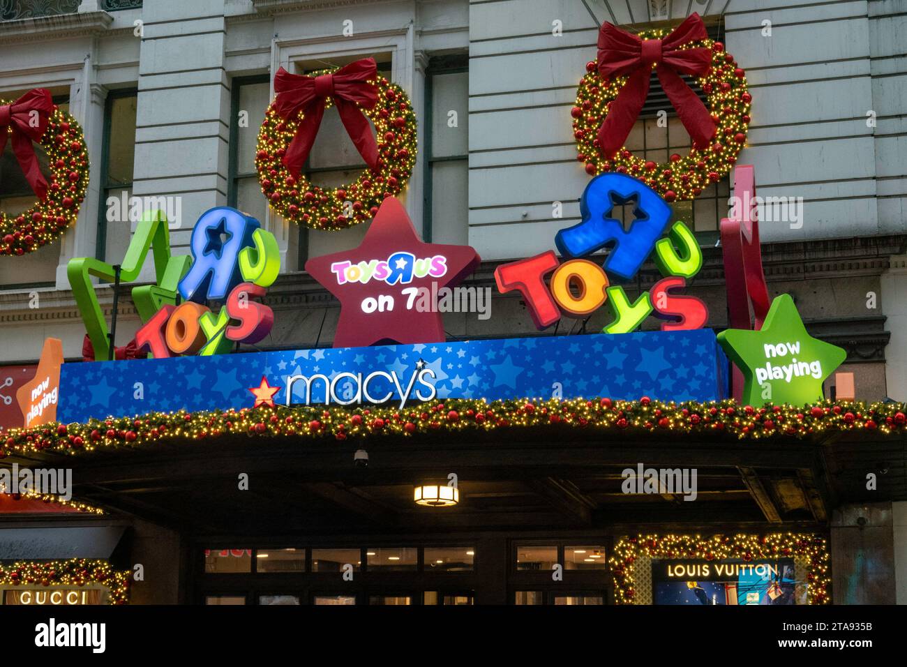Les vitrines de vacances de Macy sont toujours une étape touristique populaire à Herald Square, New York City, USA 2023 Banque D'Images