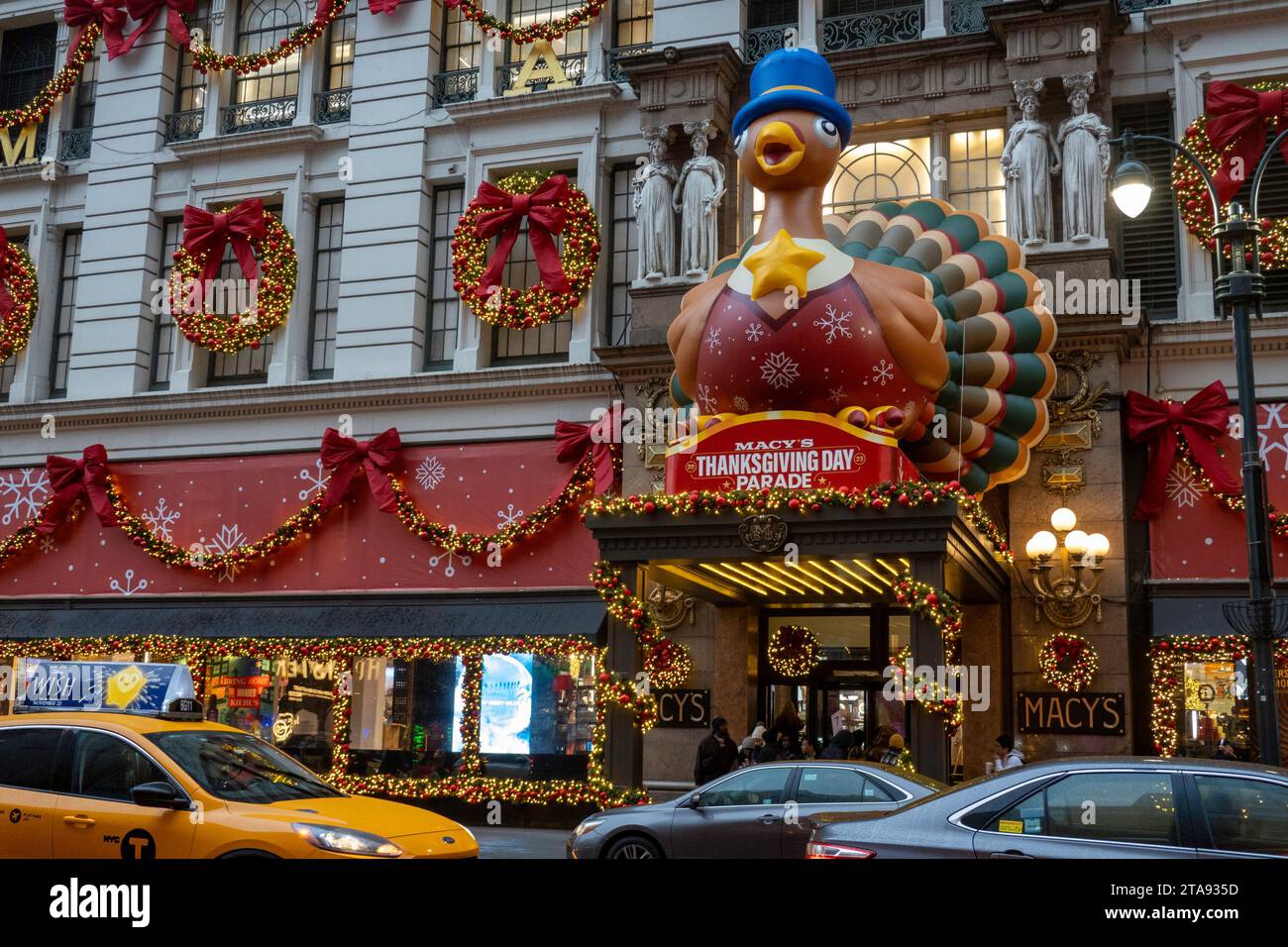 Les vitrines de vacances de Macy sont toujours une étape touristique populaire à Herald Square, New York City, USA 2023 Banque D'Images