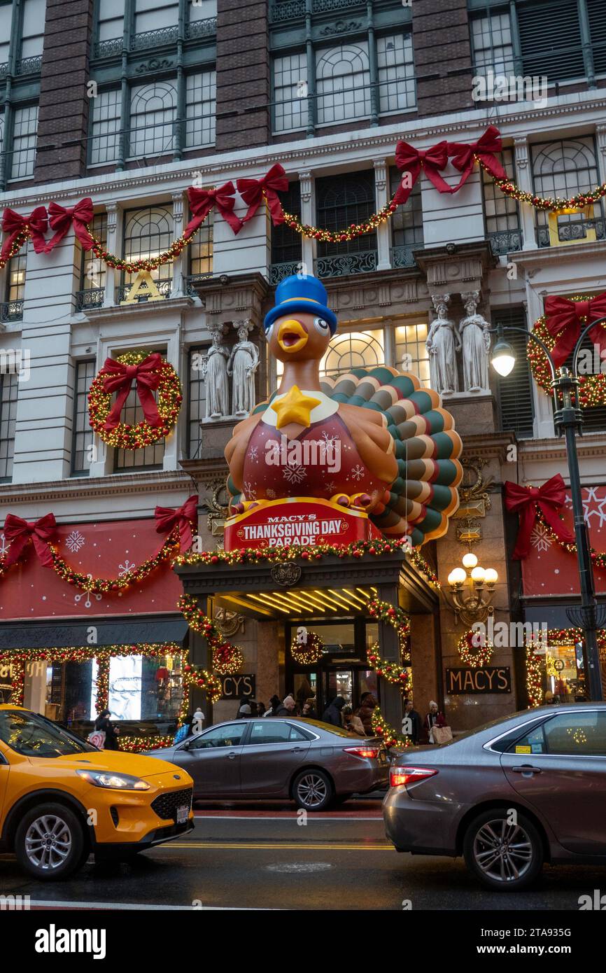 Les vitrines de vacances de Macy sont toujours une étape touristique populaire à Herald Square, New York City, USA 2023 Banque D'Images
