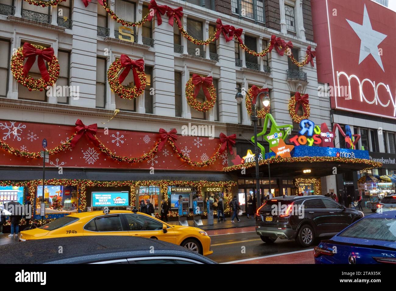 Les vitrines de vacances de Macy sont toujours une étape touristique populaire à Herald Square, New York City, USA 2023 Banque D'Images
