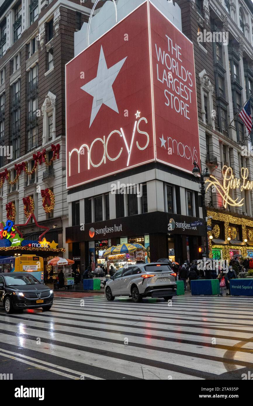 Les vitrines de vacances de Macy sont toujours une étape touristique populaire à Herald Square, New York City, USA 2023 Banque D'Images