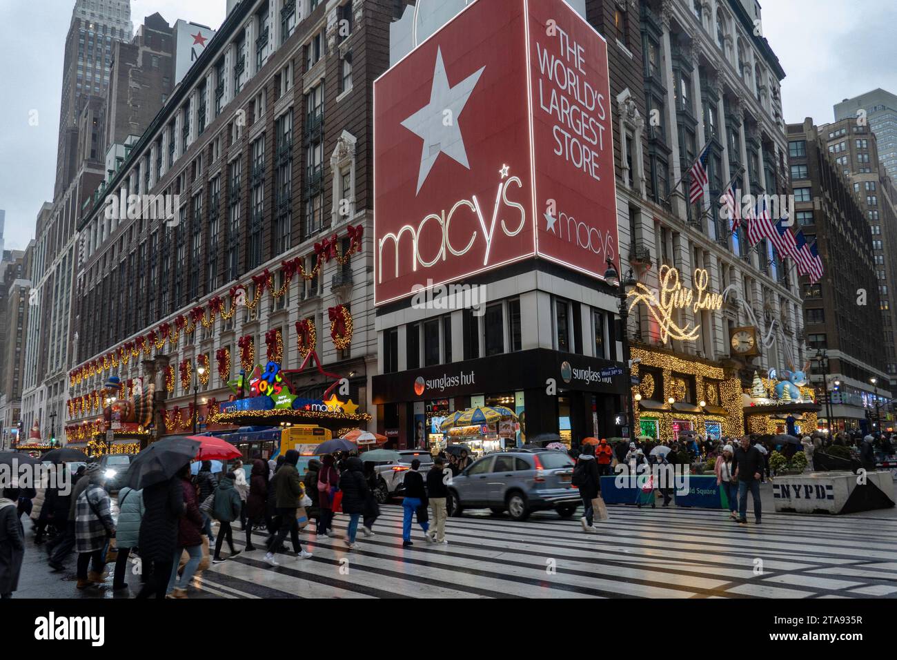 Les vitrines de vacances de Macy sont toujours une étape touristique populaire à Herald Square, New York City, USA 2023 Banque D'Images