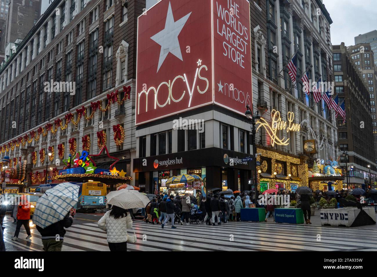 Les vitrines de vacances de Macy sont toujours une étape touristique populaire à Herald Square, New York City, USA 2023 Banque D'Images