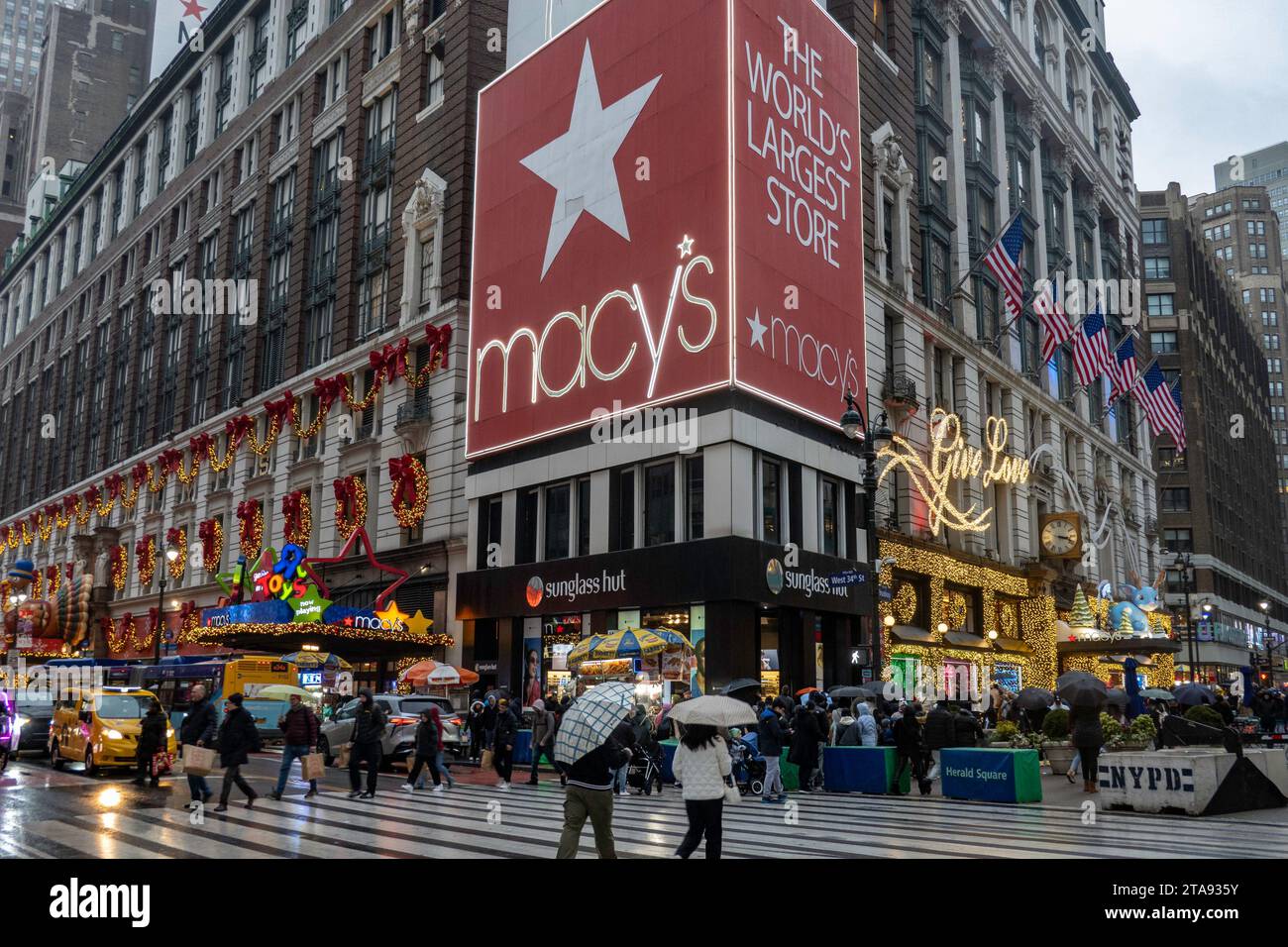 Les vitrines de vacances de Macy sont toujours une étape touristique populaire à Herald Square, New York City, USA 2023 Banque D'Images