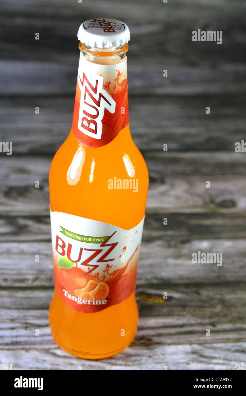 Le Caire, Egypte, novembre 24 2023 : Buzz boisson gazeuse aux fruits pétillants Tangerine, orange, son et goût de bulles pétillantes, Buzz a de délicieux choix large Banque D'Images