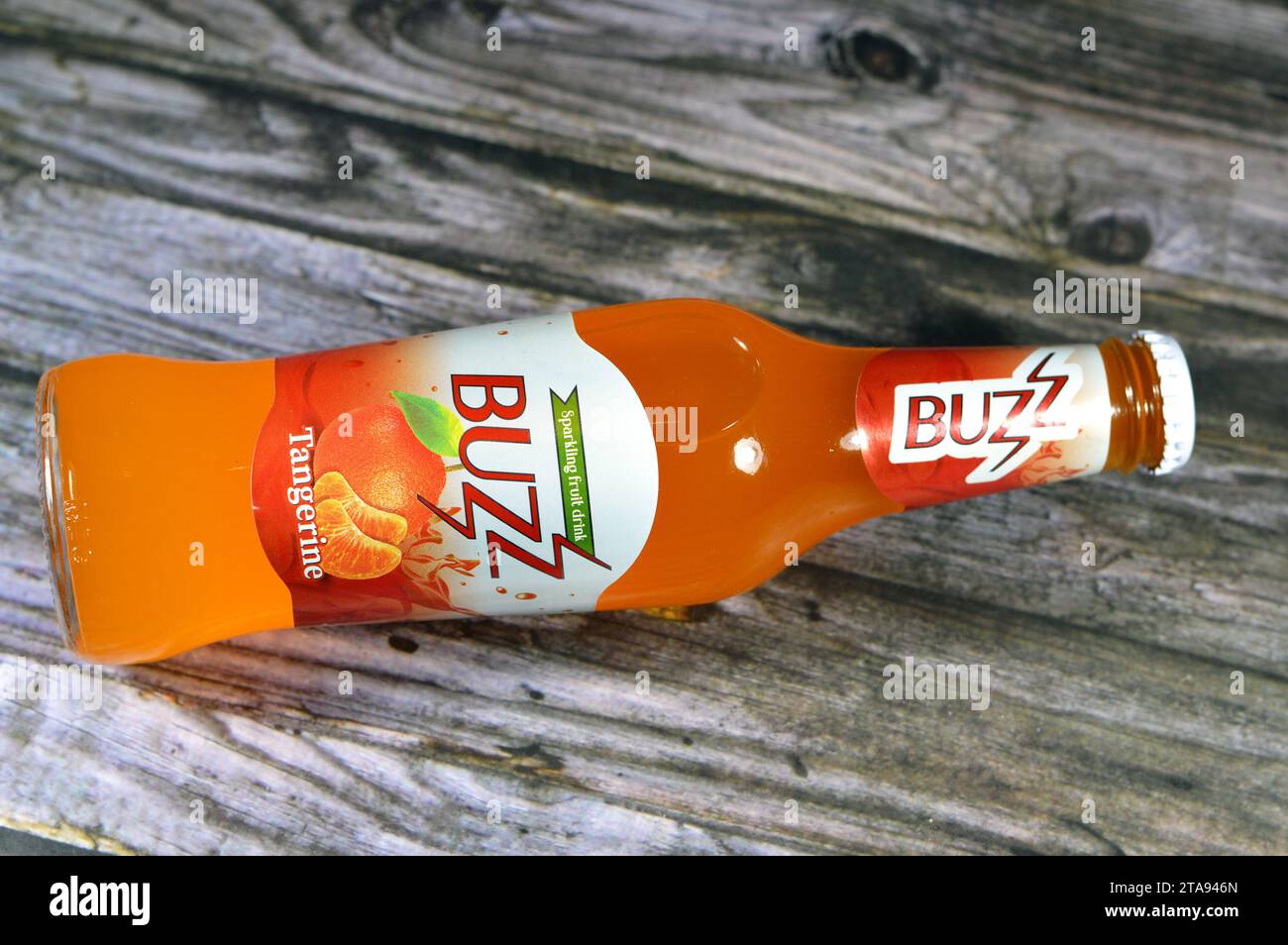 Le Caire, Egypte, novembre 24 2023 : Buzz boisson gazeuse aux fruits pétillants Tangerine, orange, son et goût de bulles pétillantes, Buzz a de délicieux choix large Banque D'Images