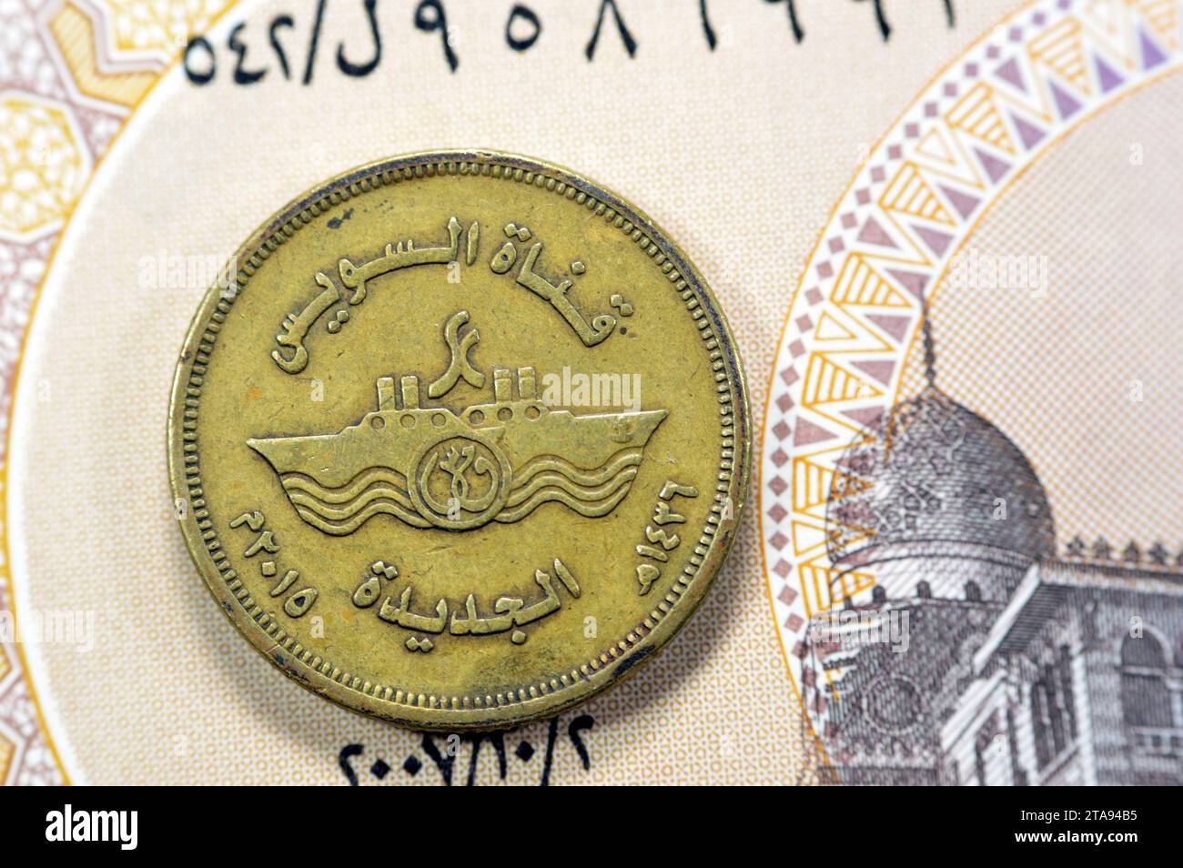 Traduction du texte arabe (Nouveau canal de Suez), avec le slogan des navires traversant le canal de Suez en Egypte, Mémorial pour le nouveau canal de Suez en Egypte sur EG Banque D'Images