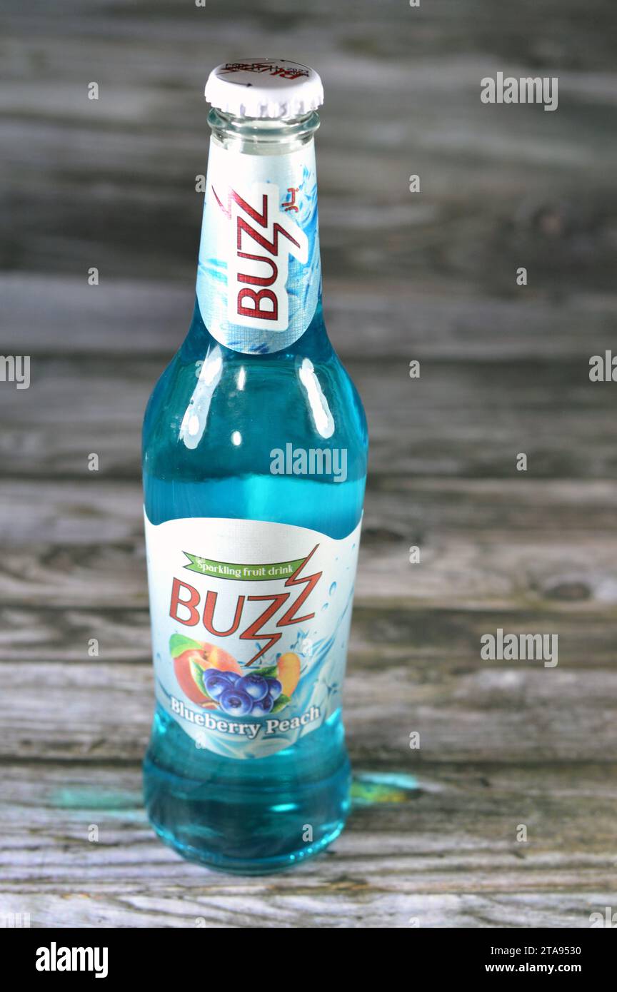 Le Caire, Égypte, novembre 24 2023 : Buzz Sparkling fruit soda boisson de myrtille saveur pêche, son et goût de bulles pétillantes, Buzz a délicieux large Banque D'Images