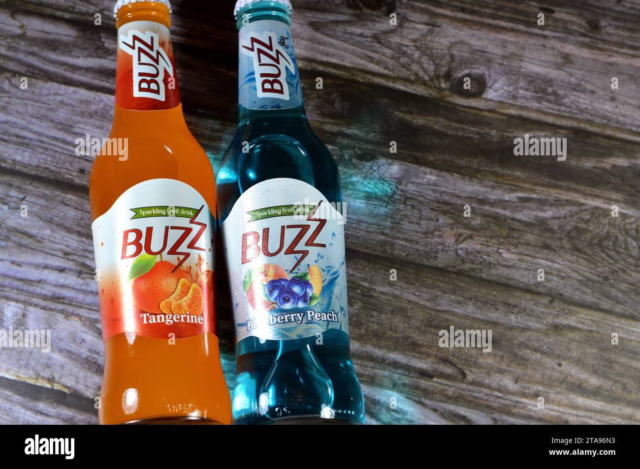 Le Caire, Egypte, novembre 24 2023 : Buzz Sparkling fruit soda boisson myrtille pêche et mandarine, son et goût de bulles pétillantes, Buzz a deliciou Banque D'Images