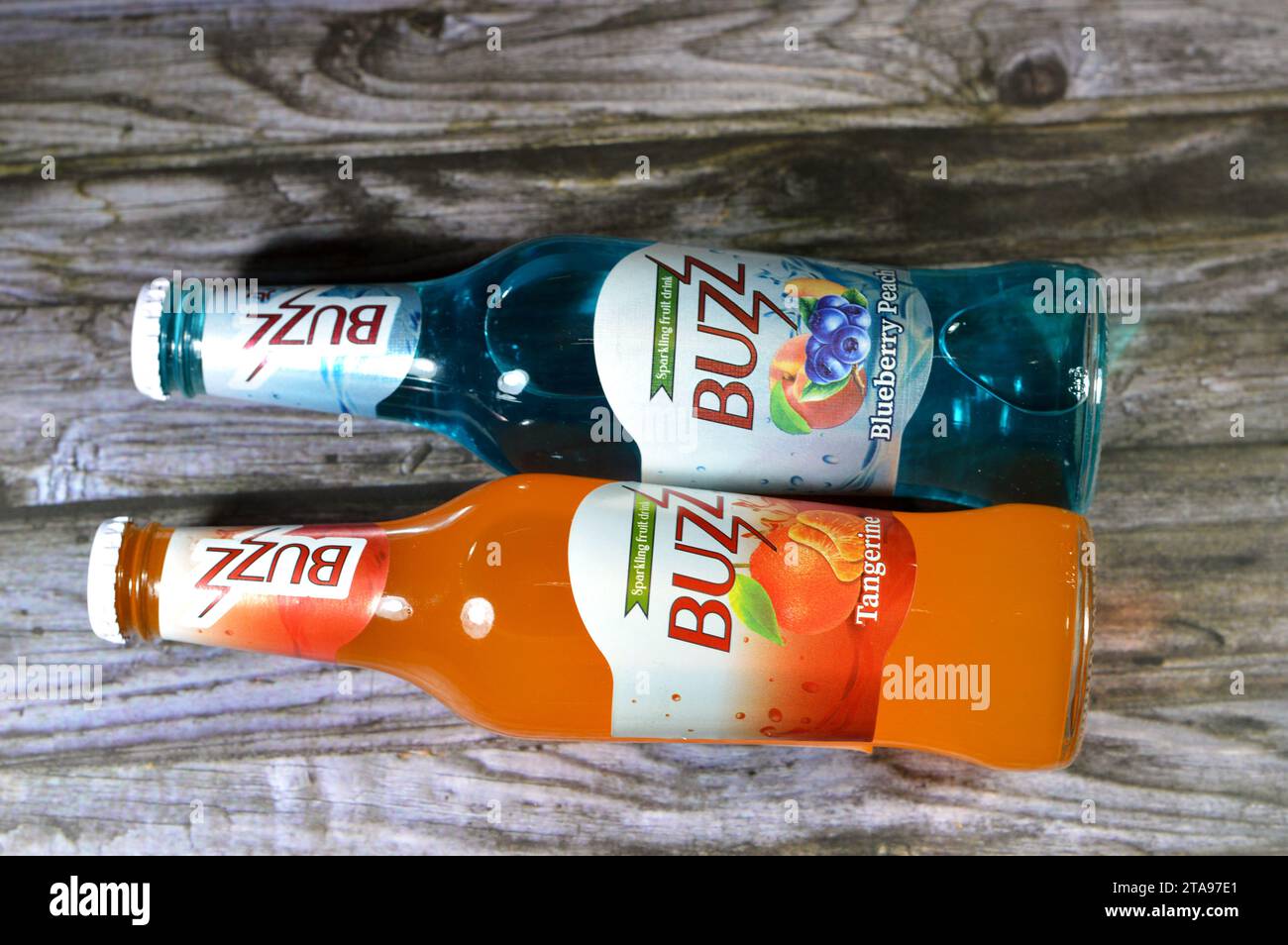 Le Caire, Egypte, novembre 24 2023 : Buzz Sparkling fruit soda boisson myrtille pêche et mandarine, son et goût de bulles pétillantes, Buzz a deliciou Banque D'Images