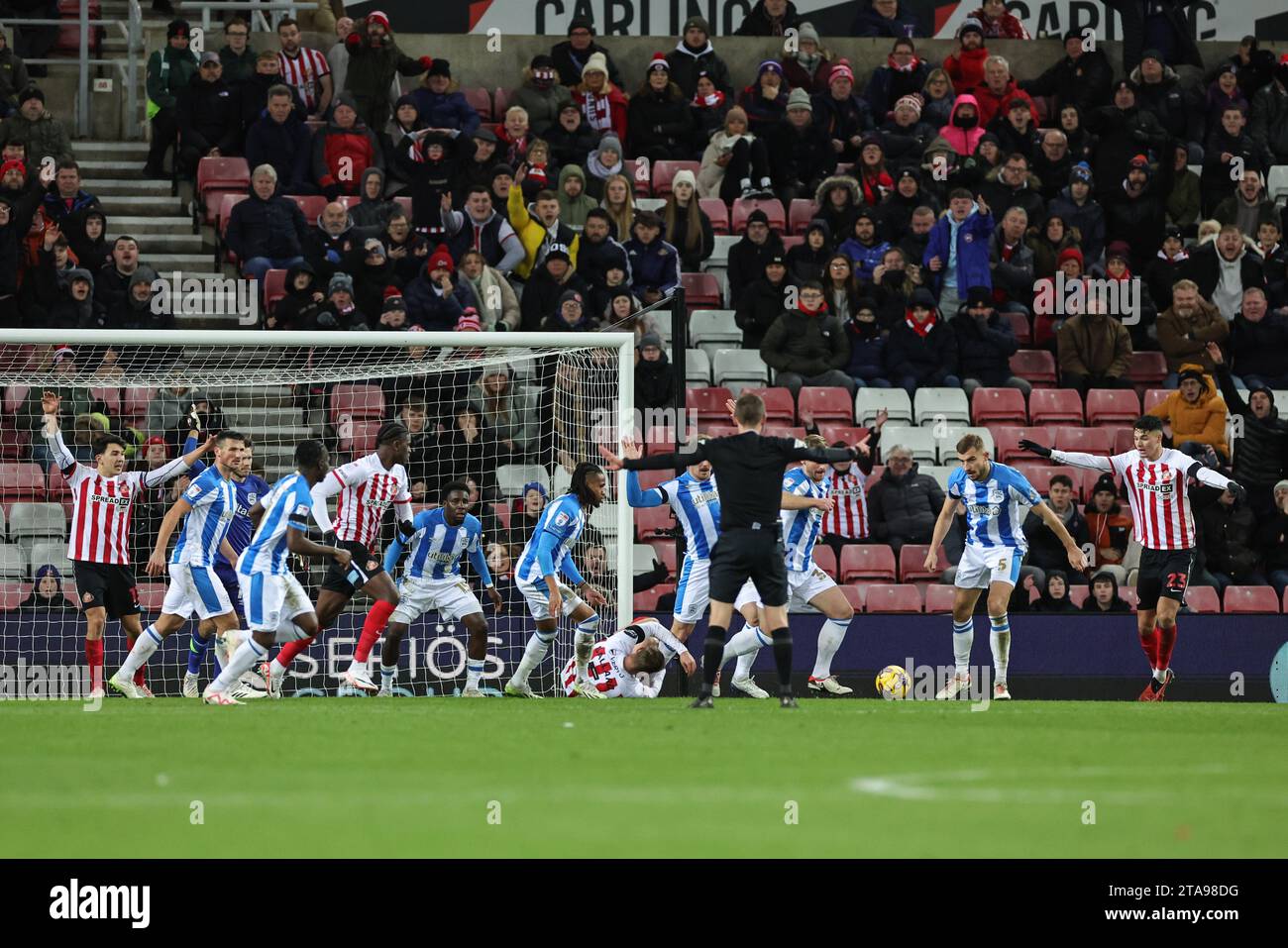 Sunderland, Royaume-Uni. 29 novembre 2023. L'arbitre Matthew Donohue annonce un penalty lors du match Sunderland vs Huddersfield Town au Stadium of Light, Sunderland, Royaume-Uni, le 29 novembre 2023 (photo de Mark Cosgrove/News Images) à Sunderland, Royaume-Uni le 11/29/2023. (Photo de Mark Cosgrove/News Images/Sipa USA) crédit : SIPA USA/Alamy Live News Banque D'Images