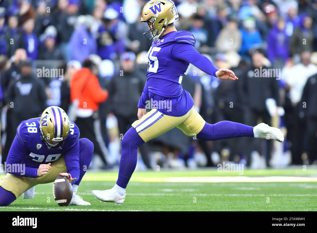 Seattle, WA, États-Unis. 25 novembre 2023. Le kicker de la place des Washington Huskies Grady Gross (95) marque un point supplémentaire lors du match de football de la NCAA entre les Washington State Cougars et les Washington Huskies au Husky Stadium de Seattle, WA. Washington bat l'État de Washington 24-21. Steve Faber/CSM/Alamy Live News Banque D'Images