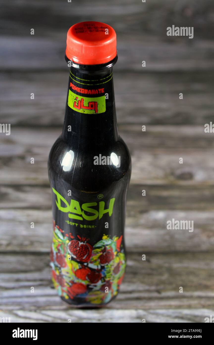 Le Caire, Égypte, novembre 24 2023 : boisson gazeuse Dash saveur de grenade aux fruits (Punica granatum), délicieuse boisson gazeuse avec une variété de saveurs, ref Banque D'Images