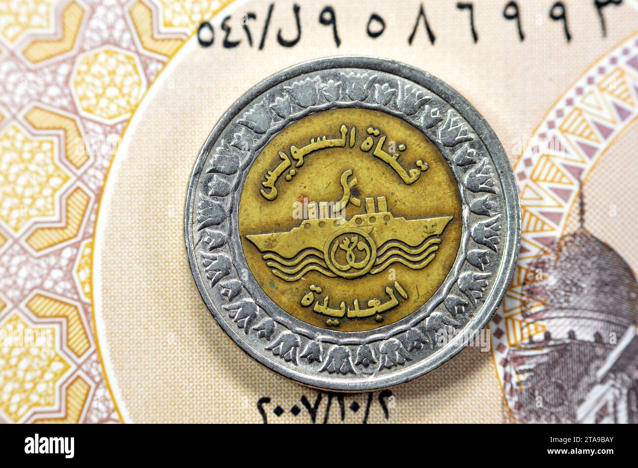 Traduction du texte arabe (Nouveau canal de Suez), avec le slogan des navires traversant le canal de Suez en Egypte, Mémorial pour le nouveau canal de Suez en Egypte le Th Banque D'Images