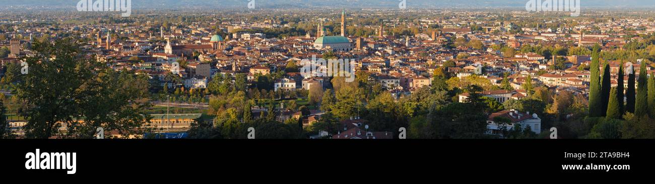 Panorama de Vicence dans la lumière du soir. Banque D'Images