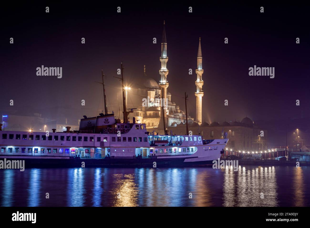 Ferries Istanbul. Ferry et Eminonu Yeni Cami ou Nouvelle Mosquée à la nuit brumeuse du pont de Galata. Istanbul Turkiye Banque D'Images