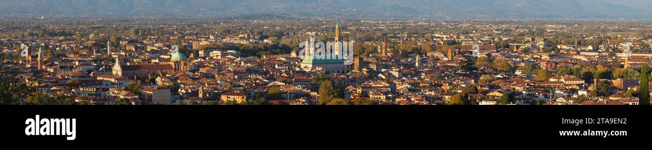 Panorama de Vicence dans la lumière du soir. Banque D'Images