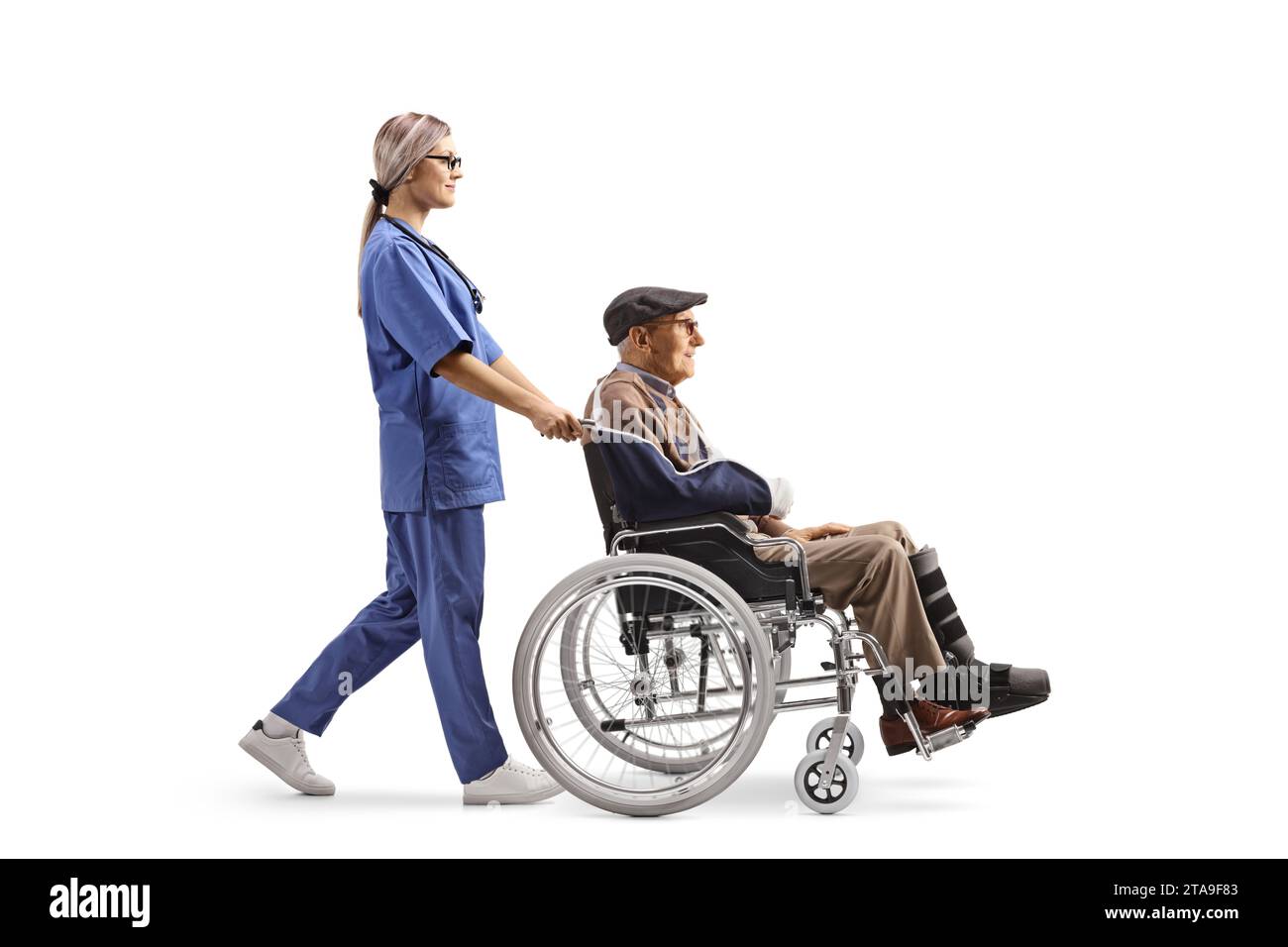 Jeune infirmière poussant un homme âgé blessé dans un fauteuil roulant isolé sur fond blanc Banque D'Images