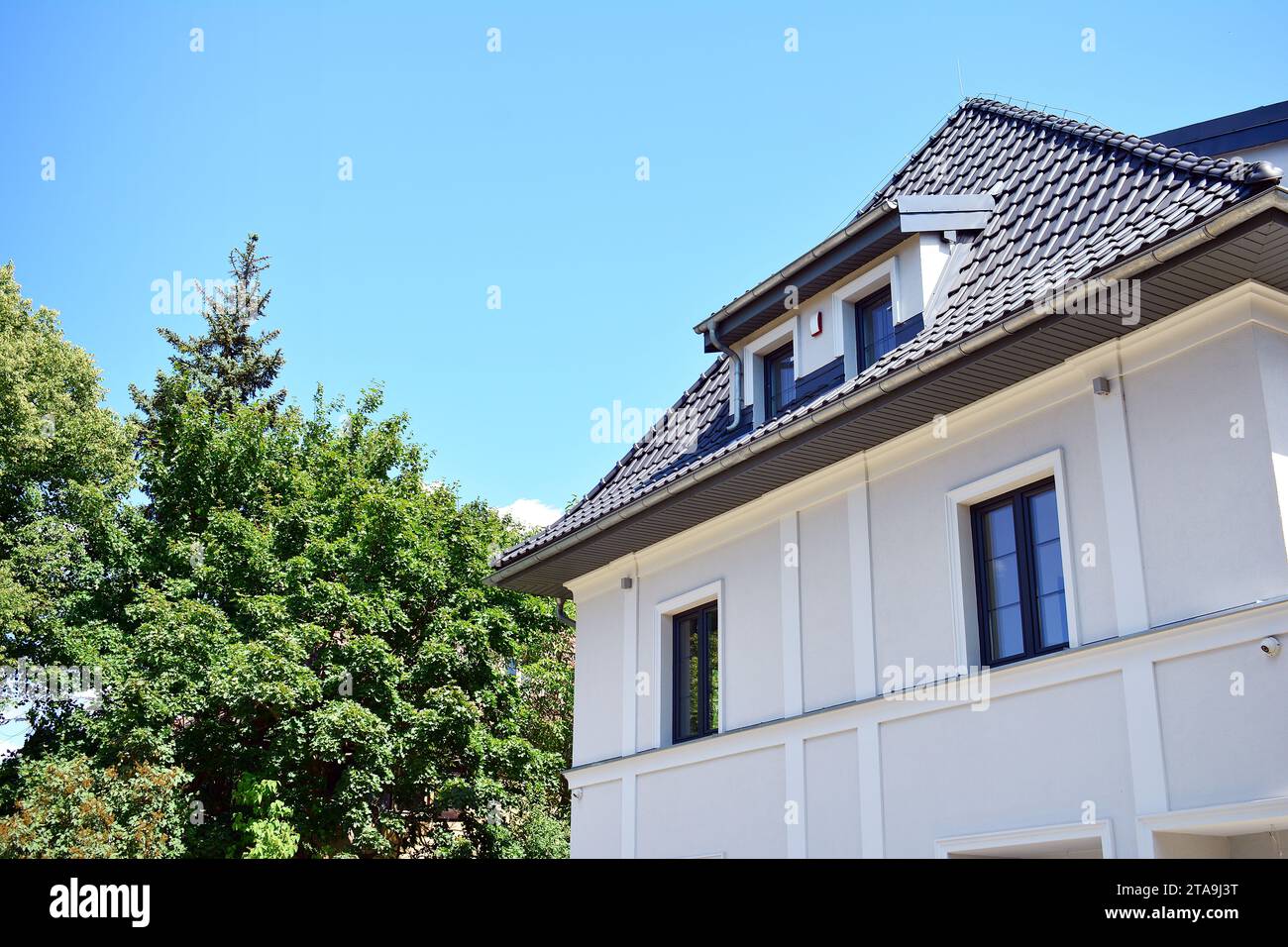 Nouvelle maison individuelle dans une nouvelle zone de développement. Maison résidentielle avec façade moderne. Banque D'Images