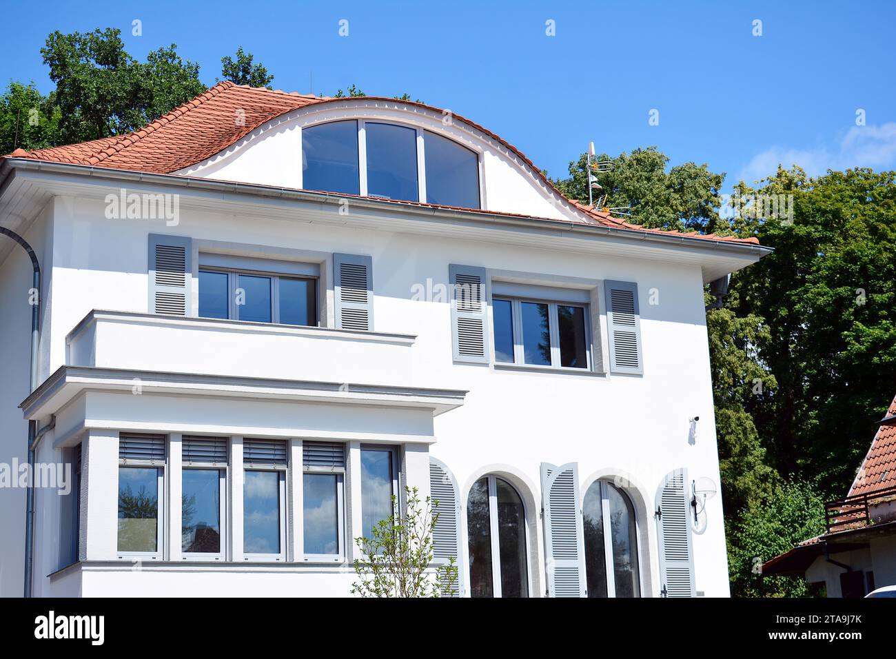 Nouvelle maison individuelle dans une nouvelle zone de développement. Maison résidentielle avec façade moderne. Banque D'Images