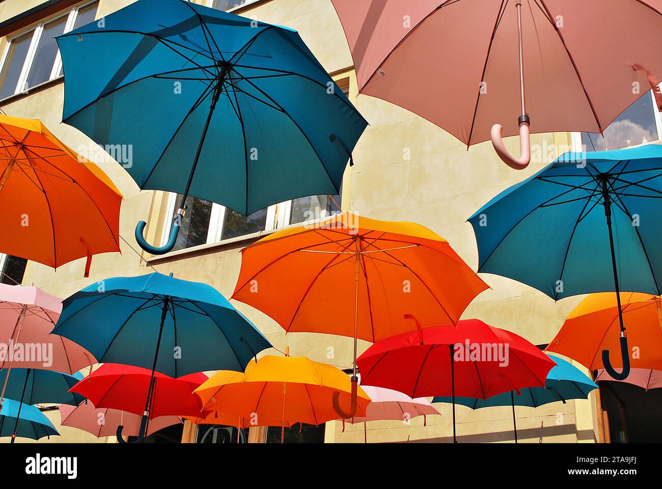 Fond parasols colorés. Parasols colorés dans le ciel. La décoration de la rue. Banque D'Images