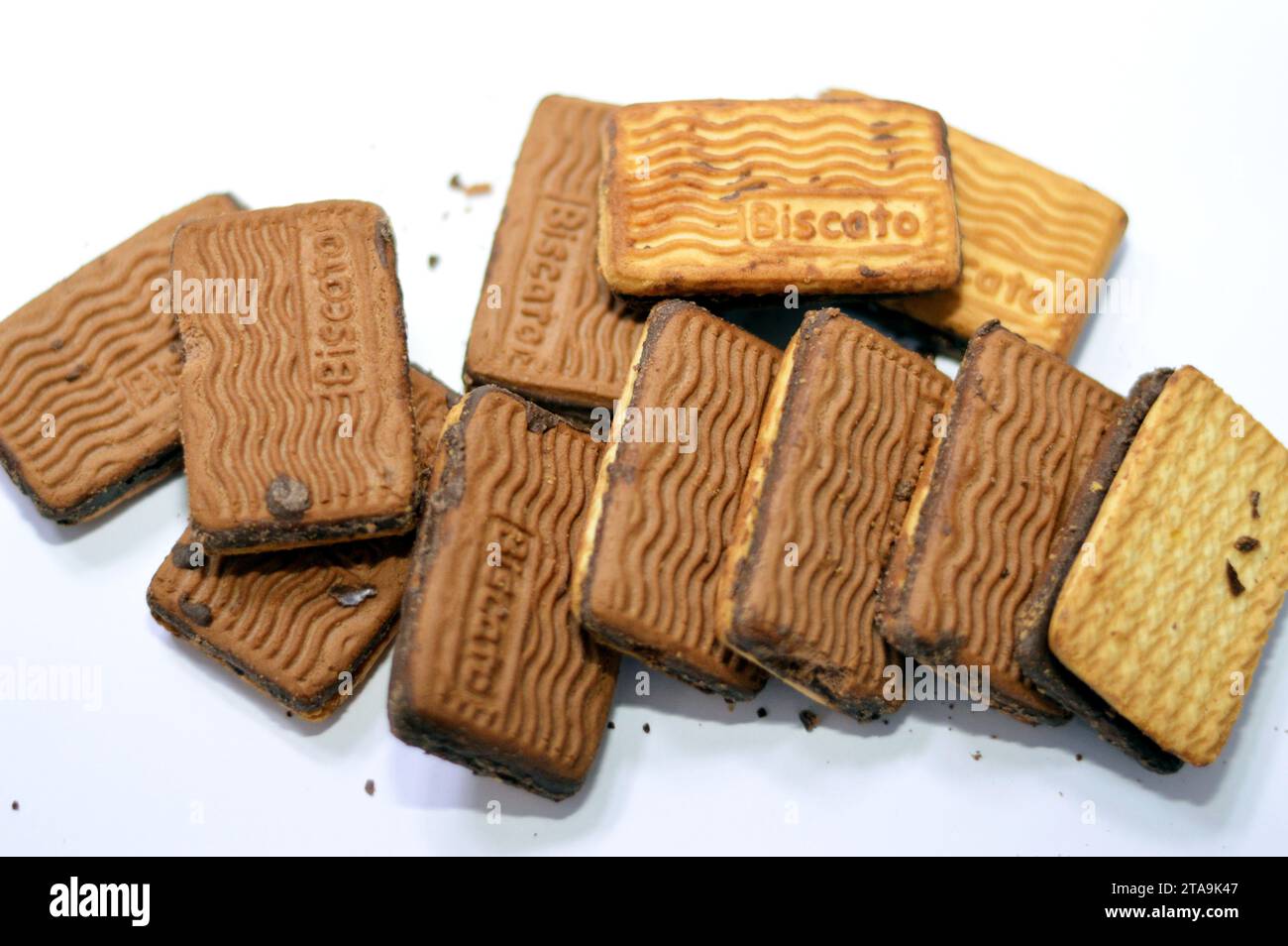 Le Caire, Egypte, novembre 23 2023 : Biscato chato biscuits au chocolat de type anglais, délicieux biscuit fourré au chocolat comme collation et temps de thé, a un bala Banque D'Images