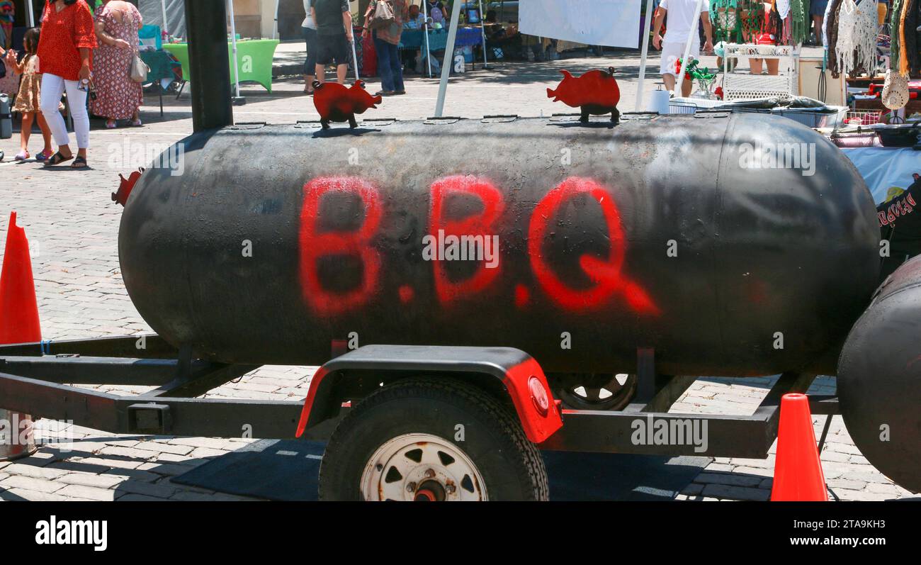 Floride, États-Unis - 1 juillet 2023 : un grand réservoir de barbecue noir avec BBQ en écriture rouge dessus Banque D'Images