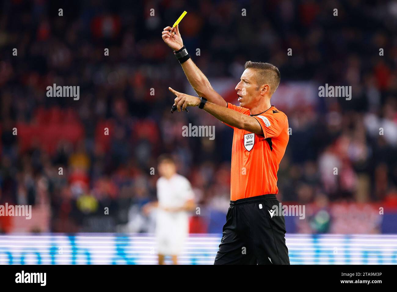 Séville, Espagne. 29 novembre 2023. Arbitre Davide Massa vu lors du match de l'UEFA Champions League entre le Sevilla FC et le PSV Eindhoven à l'Estadio Ramon Sanchez Pizjuan à Séville. (Crédit photo : Gonzales photo/Alamy Live News Banque D'Images