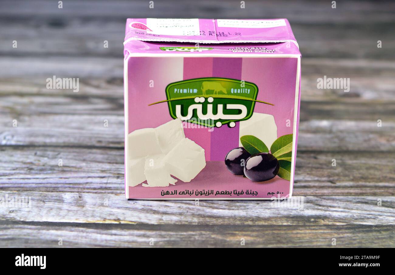 Le Caire, Egypte, novembre 23 2023 : Gebnety feta aux olives, produit à partir de lait pasteurisé de vache et de buffle, utilisé pour ajouter une touche de fromage à votre d Banque D'Images