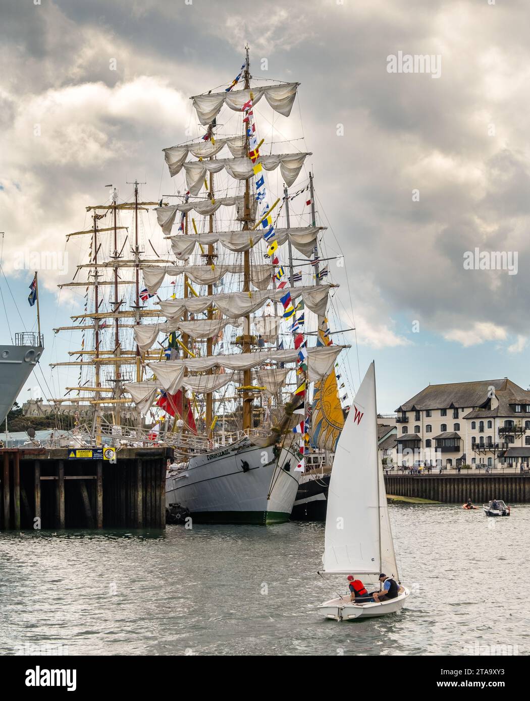 Amarré de grands navires à Falmouth Banque D'Images