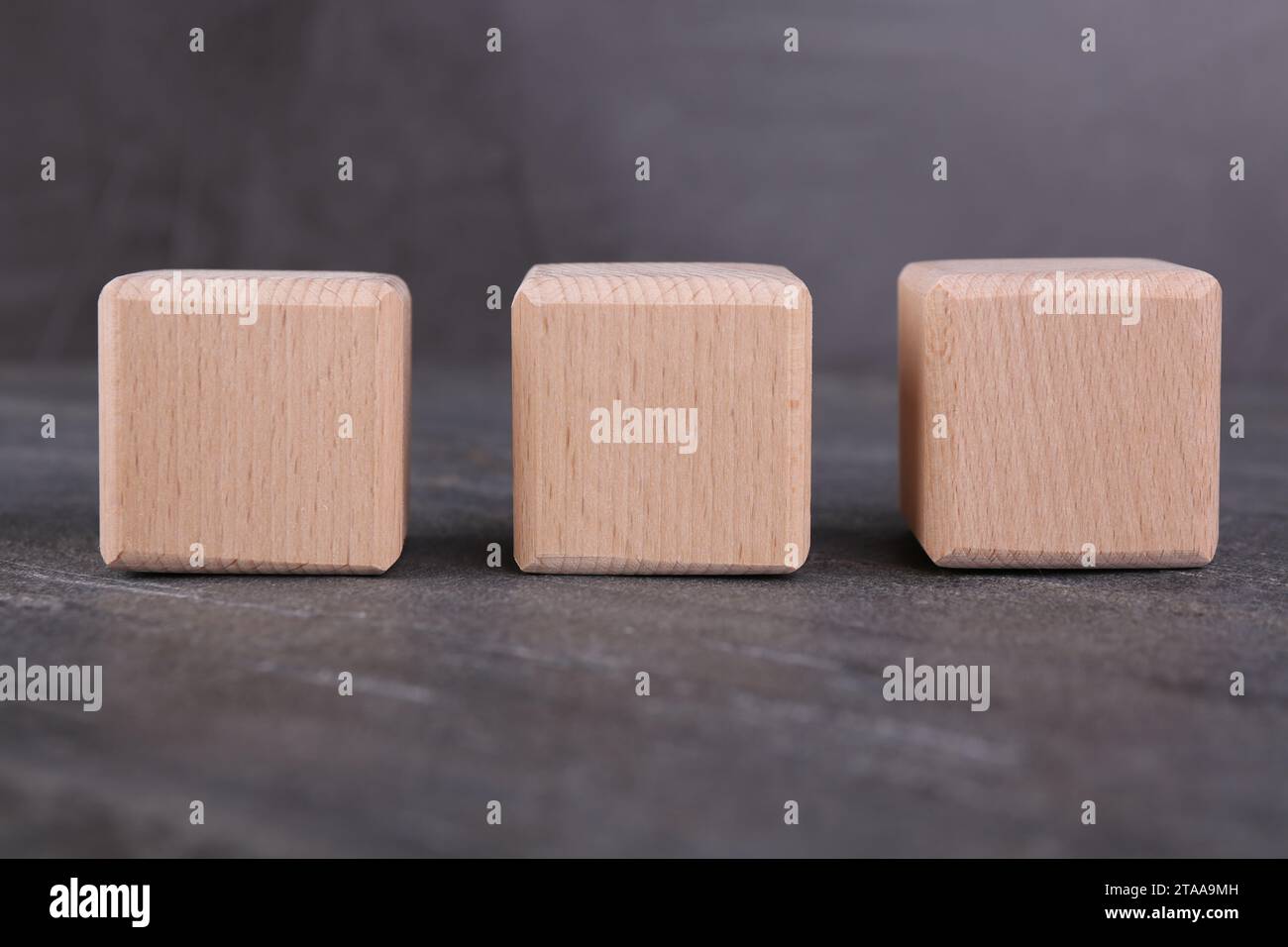Organisation internationale de normalisation. Cubes avec l'abréviation ISO sur la table texturée grise Banque D'Images