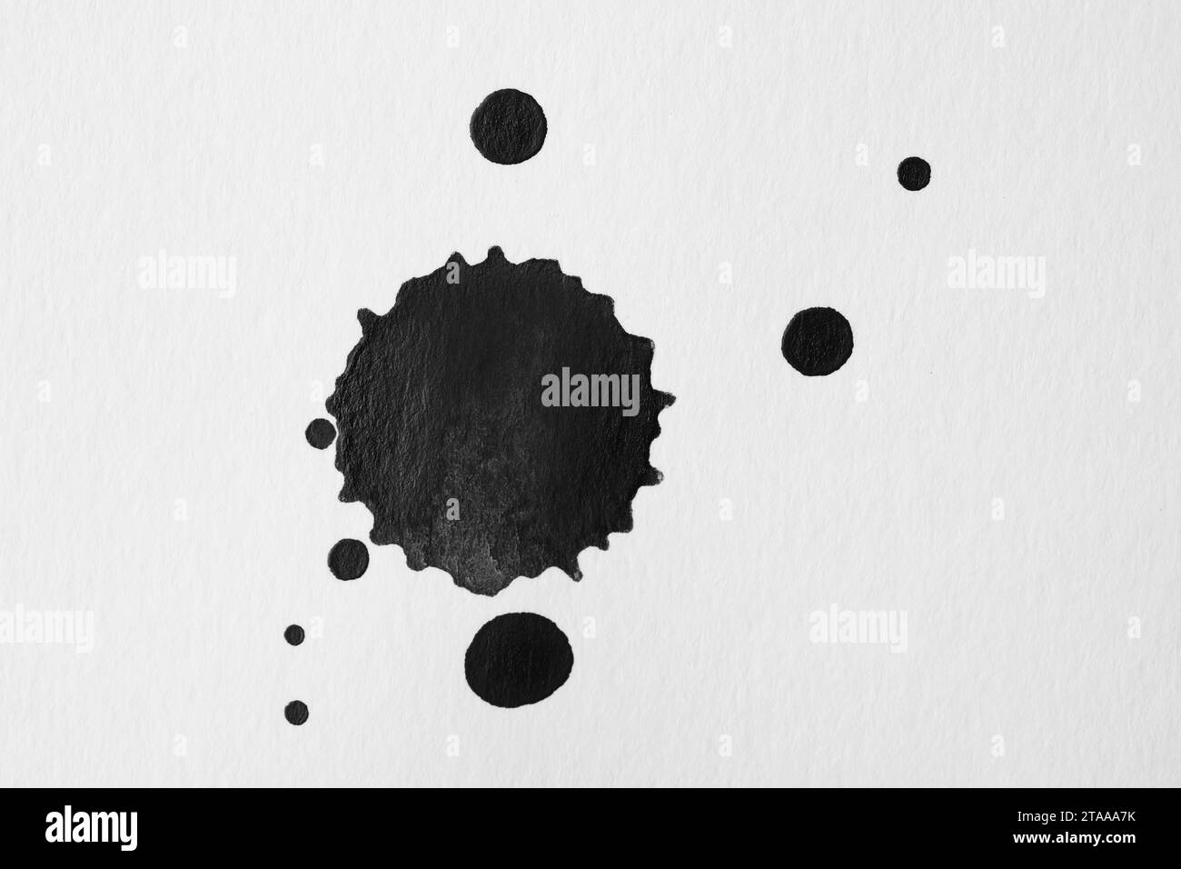 Taches d'encre noire sur fond blanc, pose à plat Banque D'Images