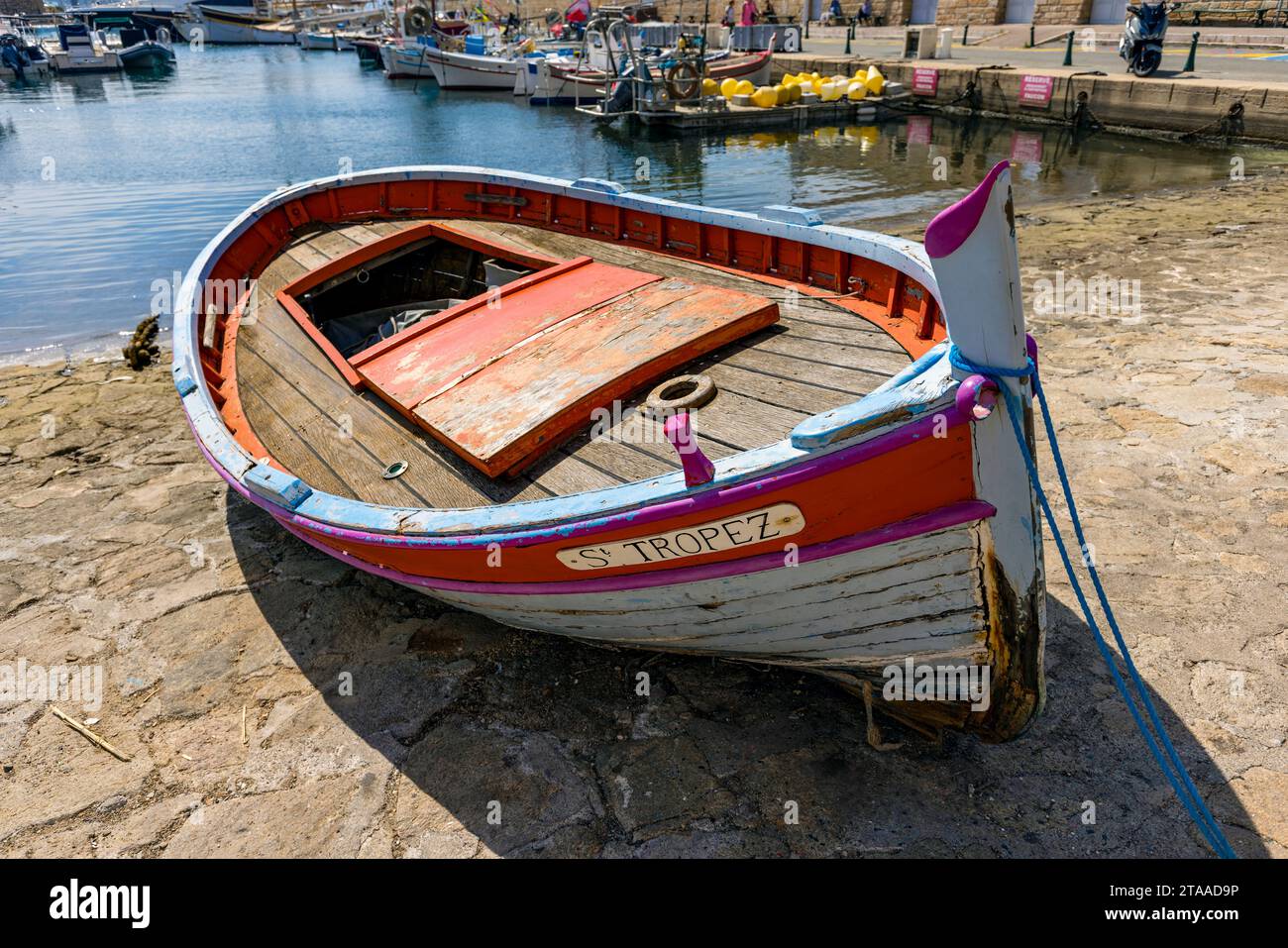 Bateau sur front de mer, Saint-Tropez, Provence, France Banque D'Images