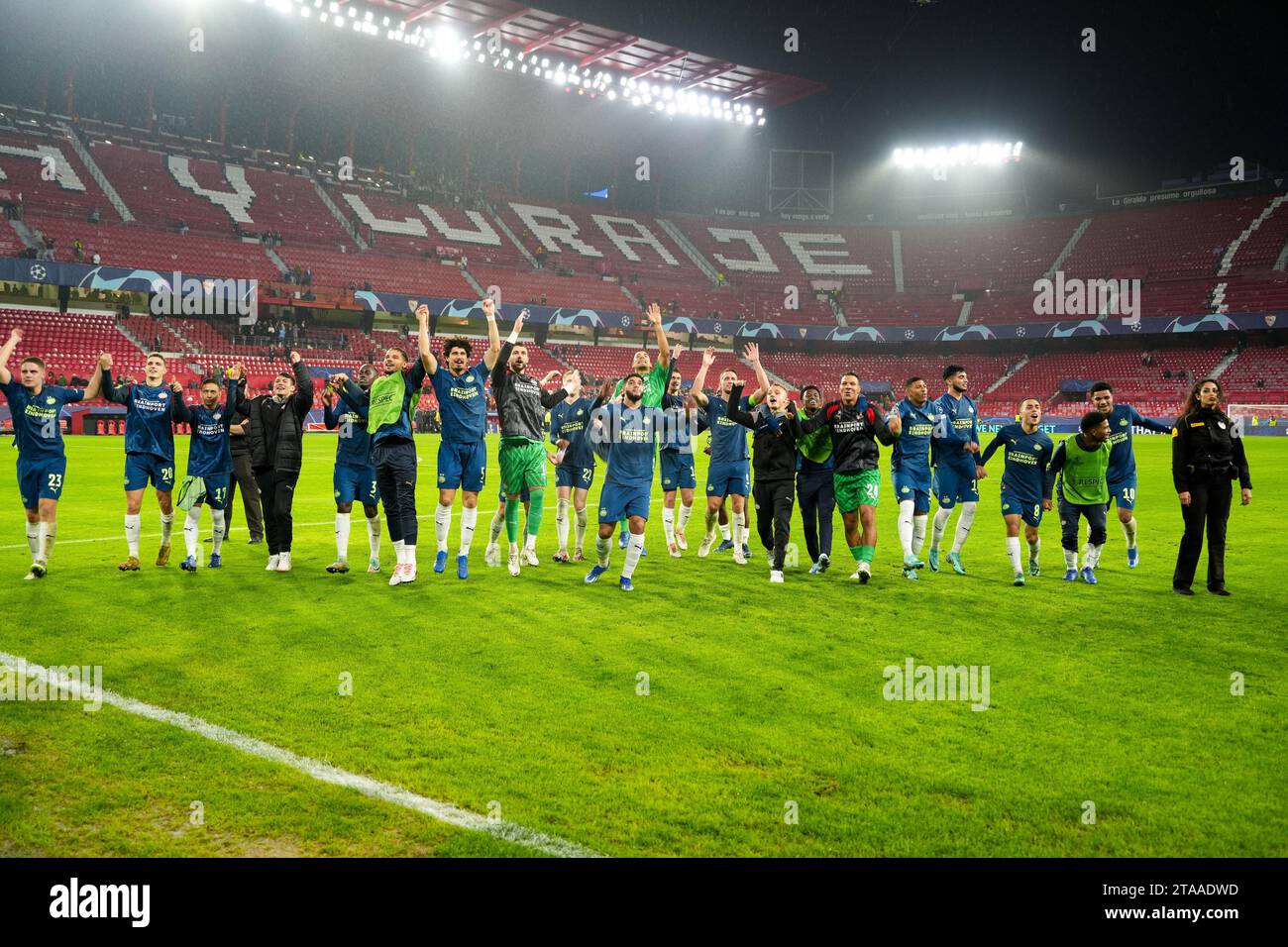 Séville, Espagne. 29 novembre 2023. Les joueurs du PSV célèbrent la victoire après le match de l'UEFA Champions League Group B entre le Sevilla FC et le PSV Eindhoven à Séville, Espagne, le 29 novembre 2023. Crédit : Zhang Yuheng/Xinhua/Alamy Live News Banque D'Images