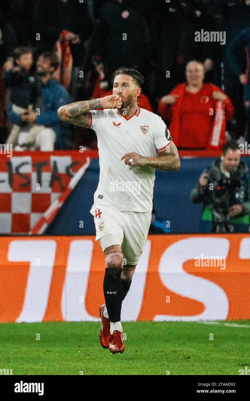 Séville, Espagne. 29 novembre 2023. Sergio Ramos, de Séville, célèbre un but lors du match du groupe B de l'UEFA Champions League opposant le Sevilla FC et le PSV Eindhoven à Séville, en Espagne, le 29 novembre 2023. Crédit : Zhang Yuheng/Xinhua/Alamy Live News Banque D'Images