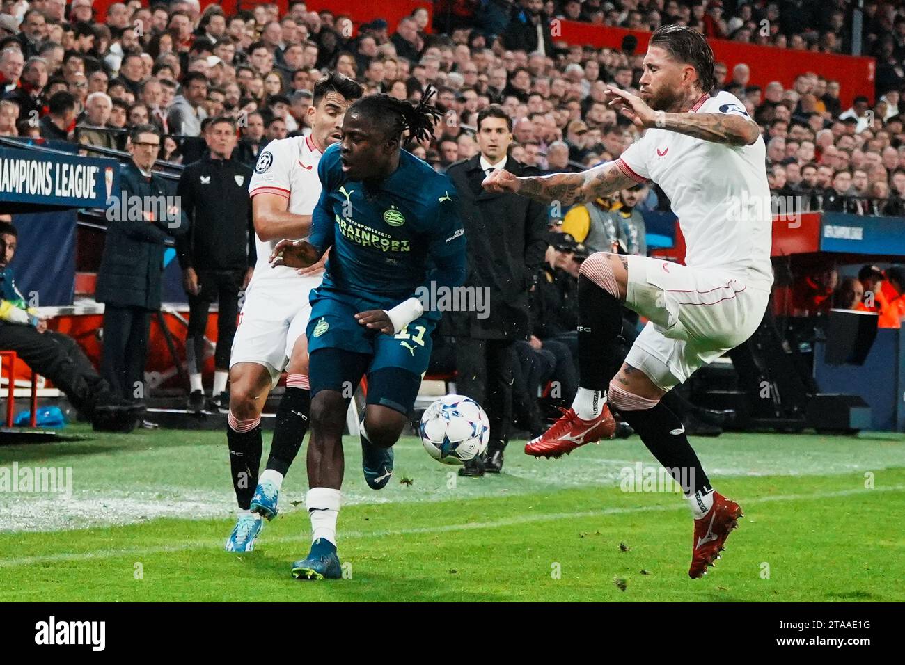 Séville, Espagne. 29 novembre 2023. Sergio Ramos (à droite) de Séville défie Johan Bakayoko du PSV lors du match du groupe B de l'UEFA Champions League entre le Sevilla FC et le PSV Eindhoven à Séville, en Espagne, le 29 novembre 2023. Crédit : Zhang Yuheng/Xinhua/Alamy Live News Banque D'Images