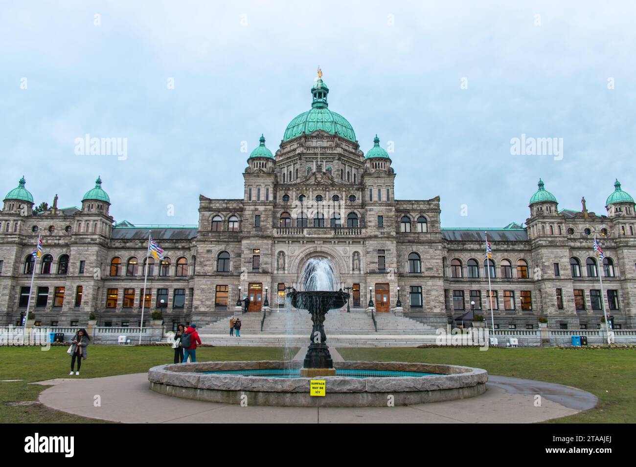 Victoria, CANADA - Jan 4 2023 : image des édifices du Parlement de la Colombie-Britannique, qui abritent l'Assemblée législative de la Colombie-Britannique, par temps nuageux. Banque D'Images