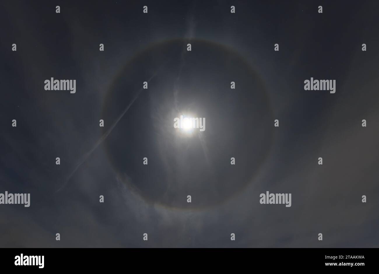 Halo à 22° autour de la lune, au-dessus de Manchester UK. Causé par la lumière de lune étant réfracté par des cristaux de glace hexagonaux suspendus dans l'atmosphère. Banque D'Images