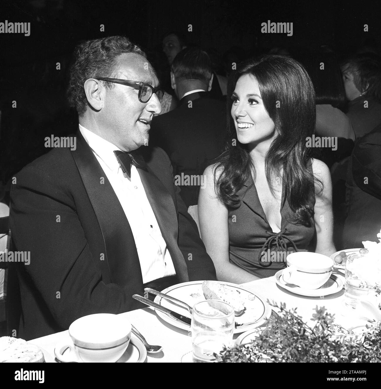 **PHOTO DE FICHIER** Henry Kissinger est décédé. Henry Kissinger et Marlo Thomas Circa 1960 s Copyright : xRalphxDominguez/MediaPunchx crédit : Imago/Alamy Live News Banque D'Images