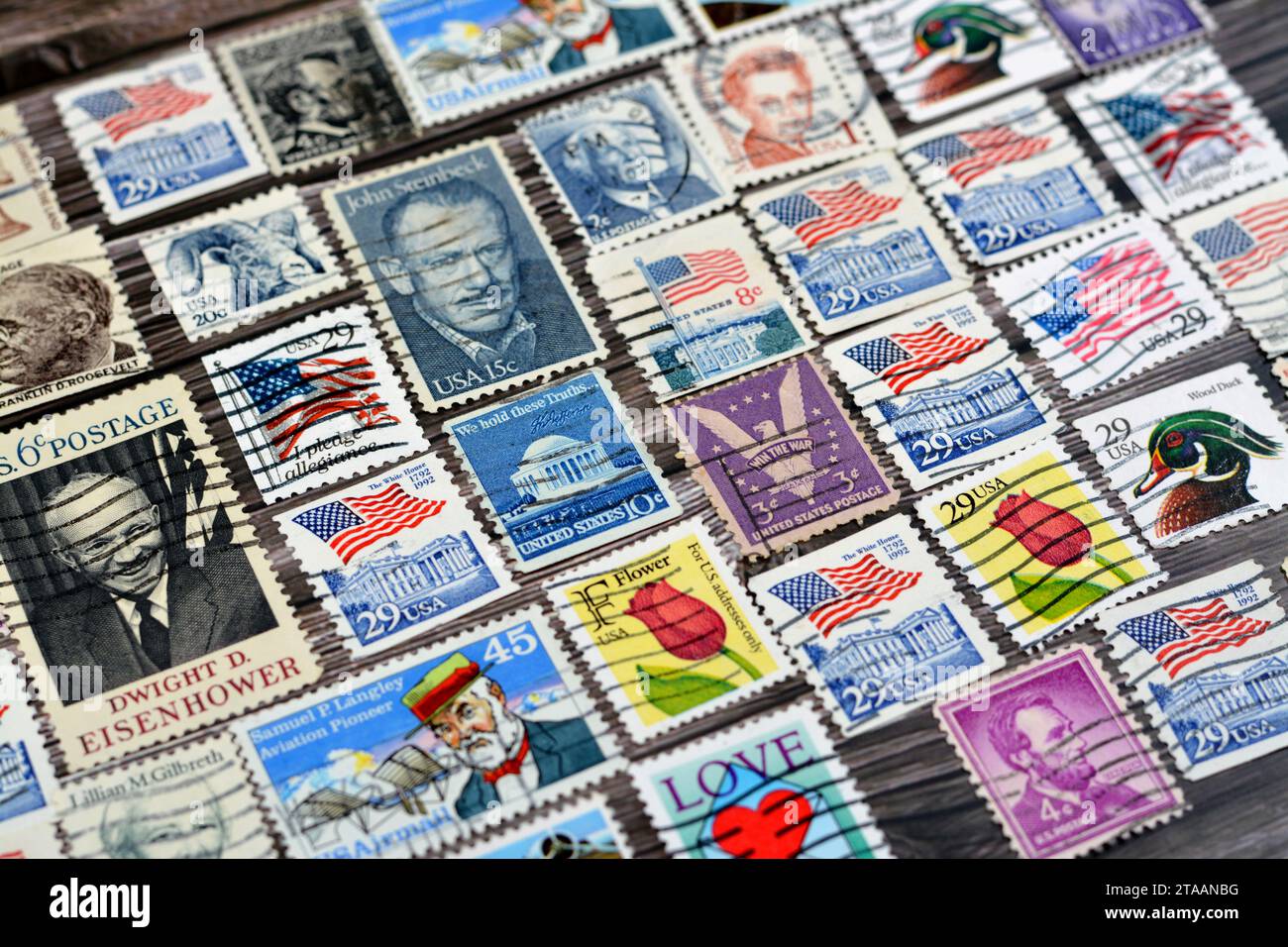 Le Caire, Egypte septembre 21 2022 : divers vieux timbres-poste utilisés des Etats-Unis d'Amérique à différentes époques sur un fond de bois, une couverture avec Banque D'Images