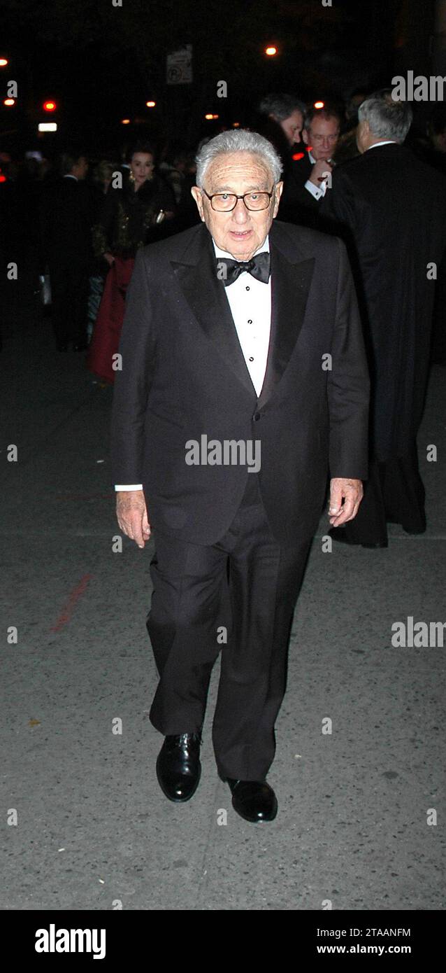 Manhattan, États-Unis d'Amérique. 29 novembre 2007. NEW YORK - NOVEMBRE 29 : l'ancien secrétaire d'État Henry Kissinger, arrive pour le dîner de gala de l'Espagne le 29 novembre 2007 à New York. Personnes : Henry Kissinger crédit : Storms Media Group/Alamy Live News Banque D'Images